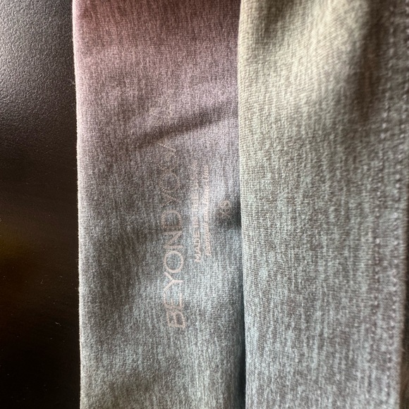 Beyond Yoga XS ombre leggings, great condition. Originally $110+Priced to sell - Picture 5 of 6